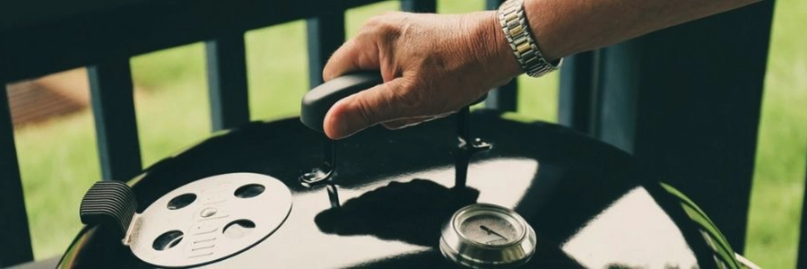 hand on grill lid