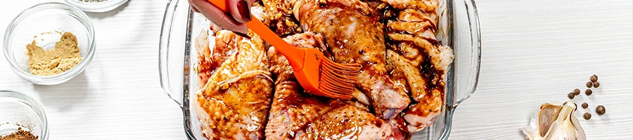 marinating raw chicken meat
