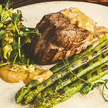 Cooked filet mignon with vegetables