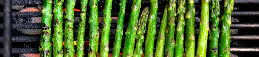 A grilled asparagus as a side dish for the steak