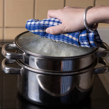 Reheating food with steam