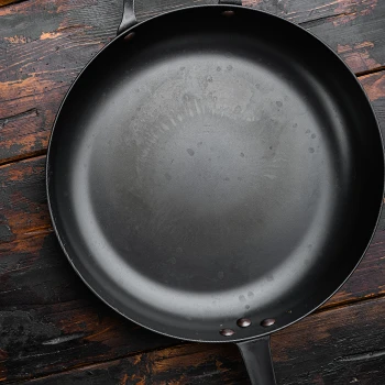 Top view of a pan on top of a wooden table