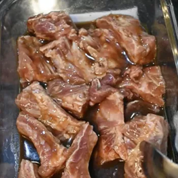 Marinating ribs on a glass tray