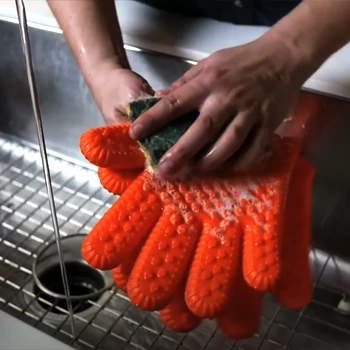Washing the protective glove for grilling
