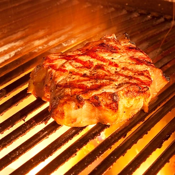 Grilling meat in gas grill with high heat