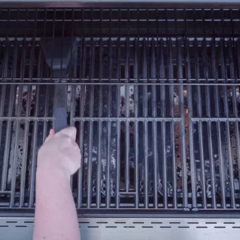 Cleaning a grill