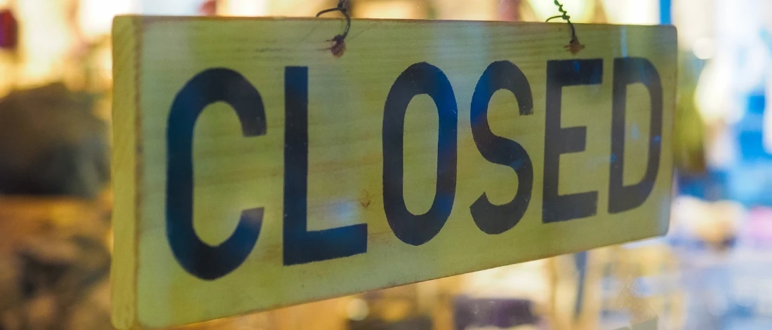 A closed signage on a door