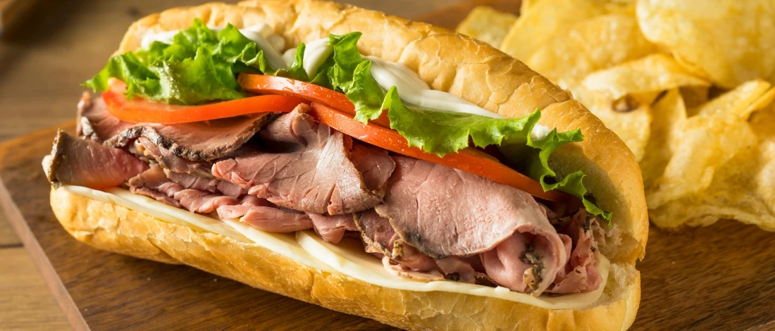 A sandwich with beef and veggies