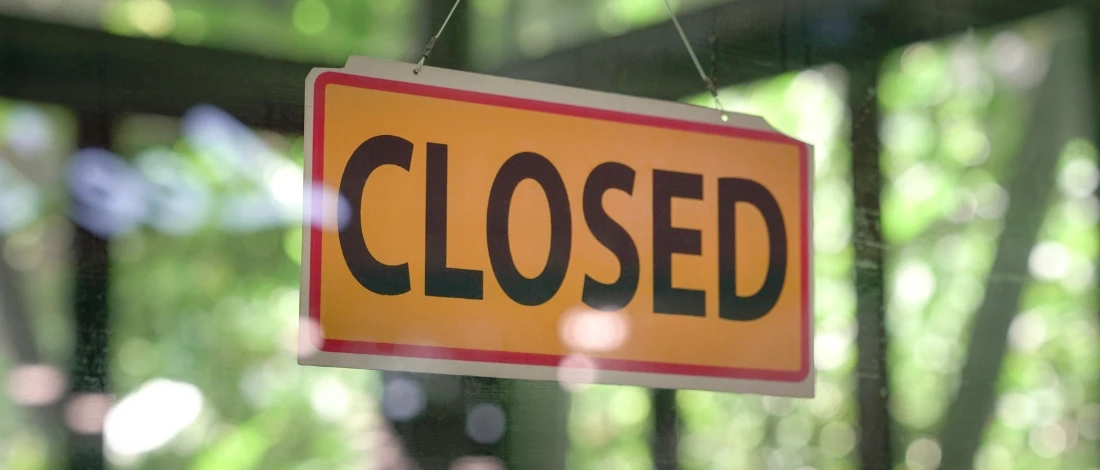 A close signage hanging on the door