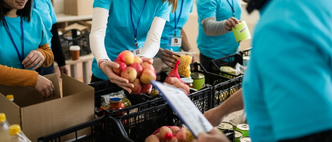 The people are preparing for the food distribution
