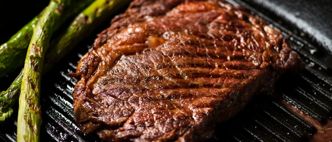 A perfectly cooked steak with asparagus