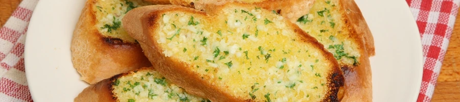 A plate of delicious garlic bread