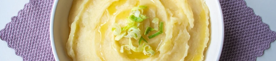 A bowl of creamy mashed potato